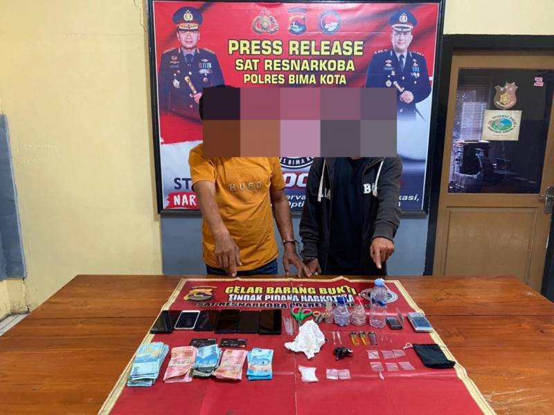Foto Pengedar Sabu MN (44) & AS (42) Beserta Barang Bukti saat Diamankan Tim Opsnal Kaisar Hitam dari Sat Resnarkoba Polres Bima Kota di Lokasi Press Release pada Jumat (13/09/2024) (Sumber: Humas Polda NTB) Foto Pengedar Sabu MN (44) & AS (42) Beserta Barang Bukti saat Diamankan Tim Opsnal Kaisar Hitam dari Sat Resnarkoba Polres Bima Kota di Lokasi Press Release pada Jumat (13/09/2024) (Sumber: Humas Polda NTB)